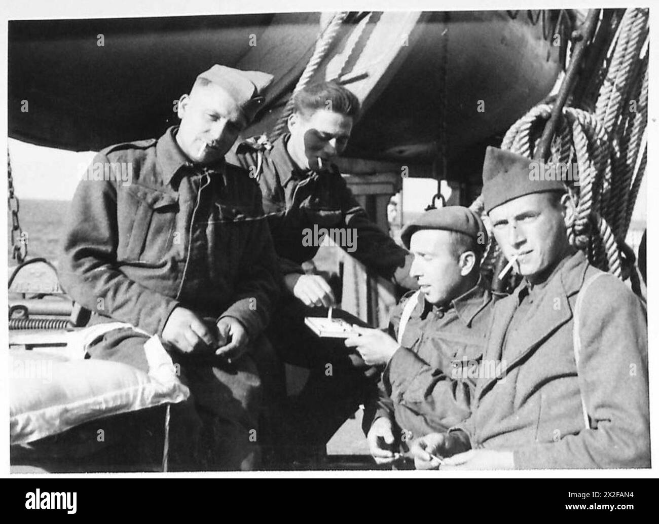 Freies französisches Personal reist von Spitzbergen nach England, nachdem es den deutschen Gefängnislagern entflohen war, während der Operationen der britischen Armee. Stockfoto