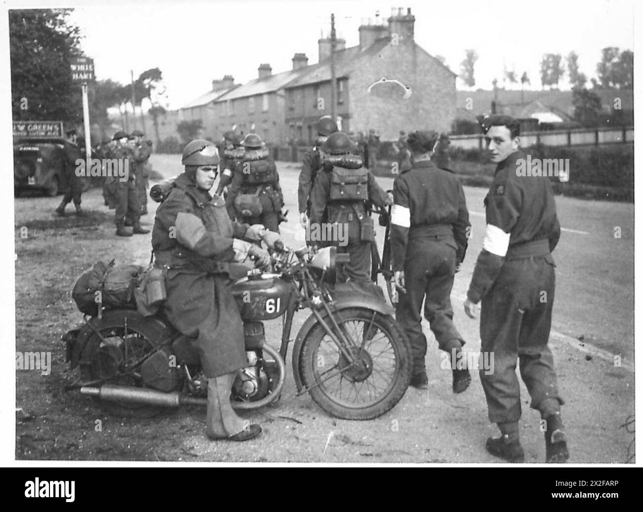 'BUMPER' ÜBUNG (MIT DEN FEINDLICHEN TRUPPEN) - feindliche Truppen auf dem marsch. Die Männer mit weißen Armbändern sind Umpires, die mit den Truppen umherzogen und ihre Bewegungen der British Army gemeldet haben Stockfoto