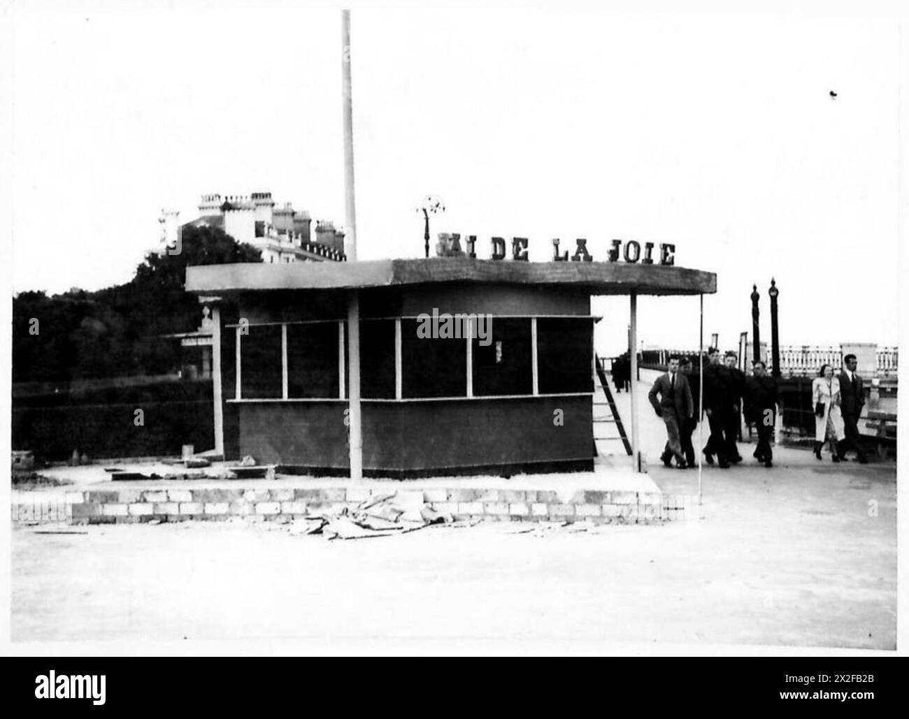 VERTEIDIGUNGSANLAGEN IN DER GEGEND VON SHORNCLIFFE - 'J'ai de le Joie'. Ein Kiosk mit einem nierenförmigen Dach. Folkestone, Upper Leas British Army Stockfoto