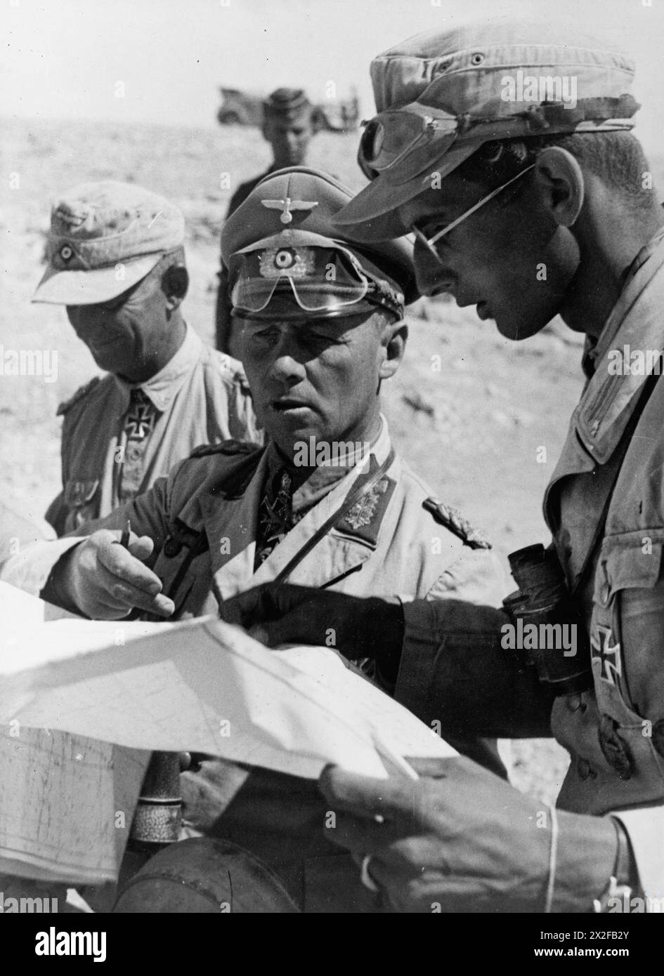 Feldmarschall Erwin Rommel, Kommandeur der deutschen Streitkräfte in Nordafrika, wird mit seinen Helfern während des Wüstenfeldzuges von 1940 bis 1943 dargestellt. Stockfoto