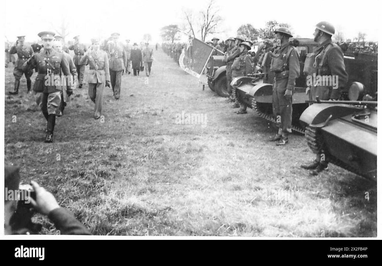 König Peter inspiziert die tschechoslowakische Armee und wird während der Überprüfung unter Beobachtung der britischen Armee mit einer Flagge gewürdigt. Stockfoto