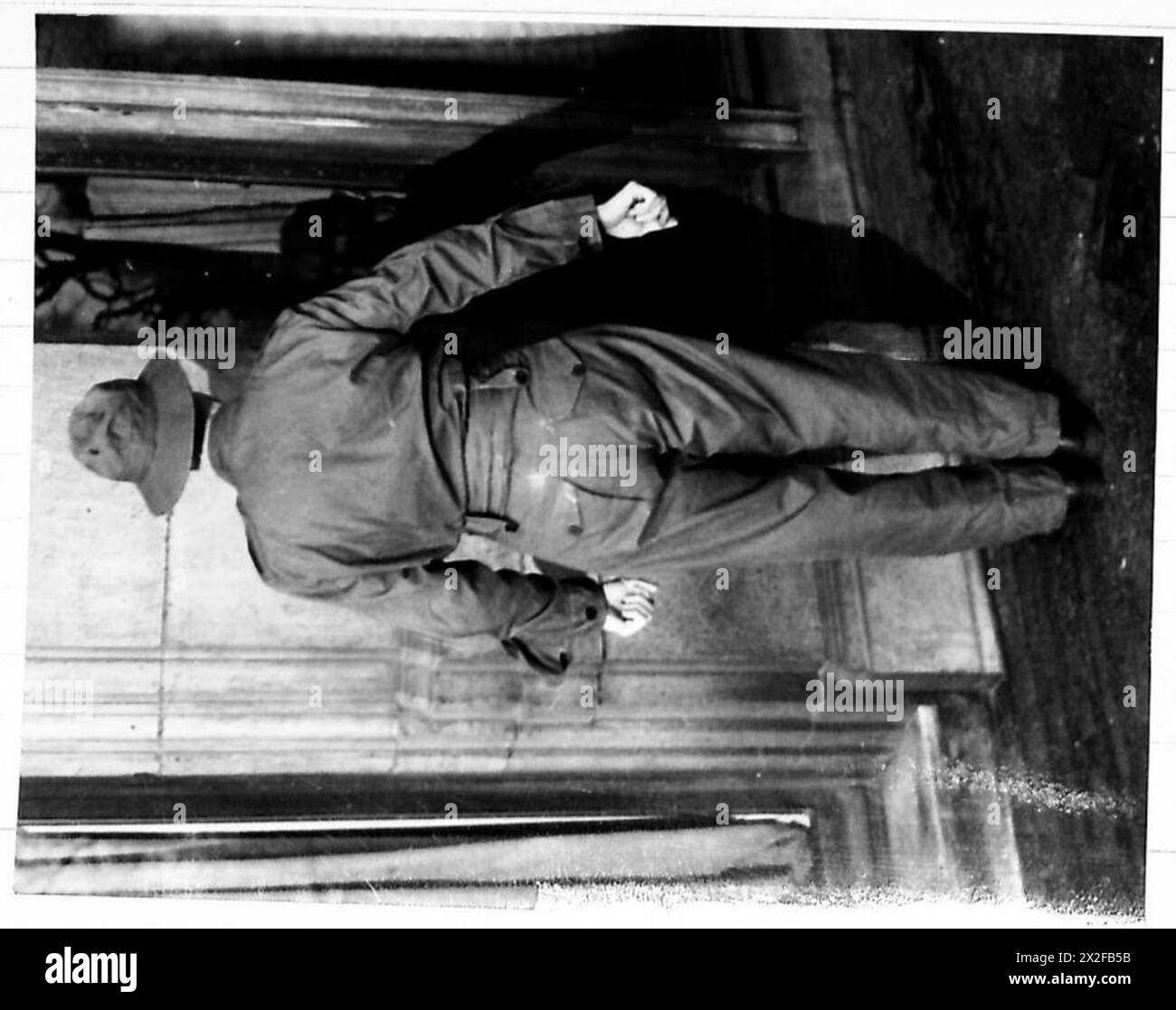 Rückansicht eines Dschungelanzugs der britischen Armee mit Mückenfesten Ärmelverschlüssen. Stockfoto