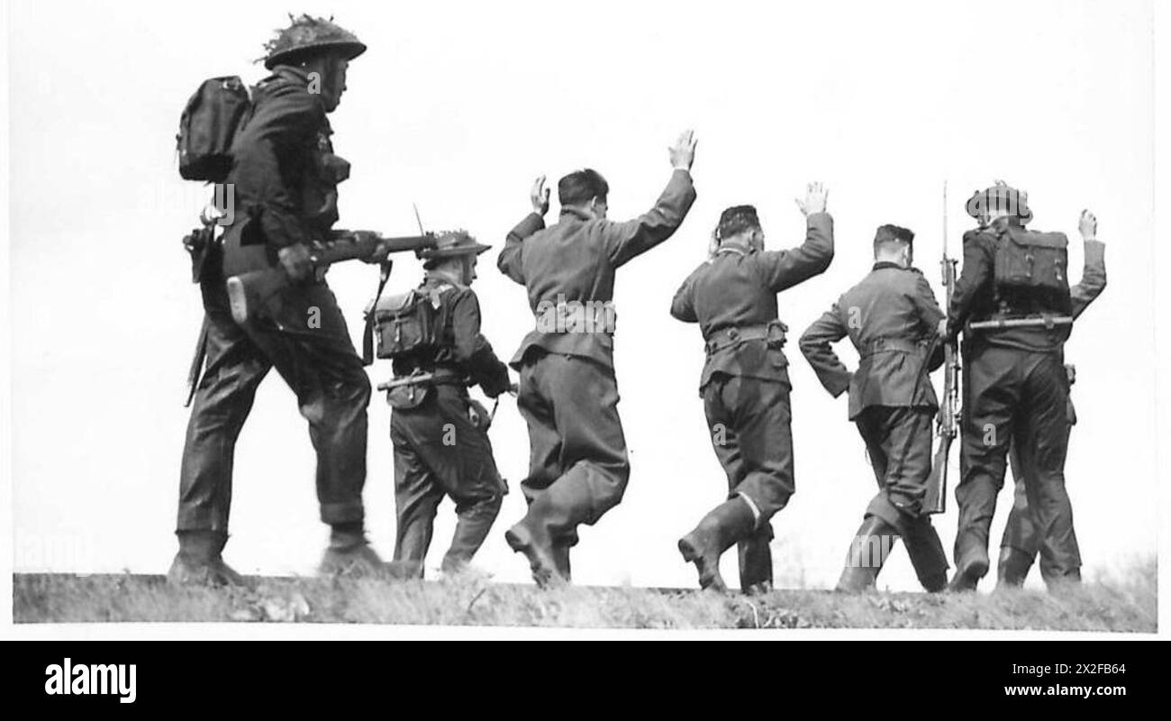 Gefangene, die „feindliche“ Gefangene werden während einer realistischen Übung der britischen Armee zum Verhör abgeschoben. Stockfoto