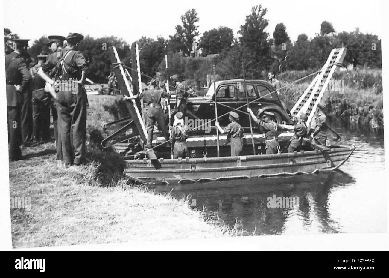 Die Royal Engineers bauen eine Pontonbrücke, die es einem Auto ermöglicht, einen Fluss zu überqueren, und demonstrieren Militärtechnik und Techniken der Flussüberquerung. Stockfoto