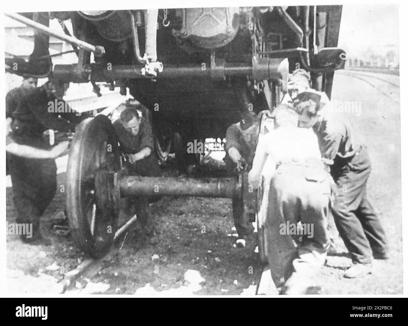 Negativ - die Armee legt die Schienen, britische Armee Stockfoto