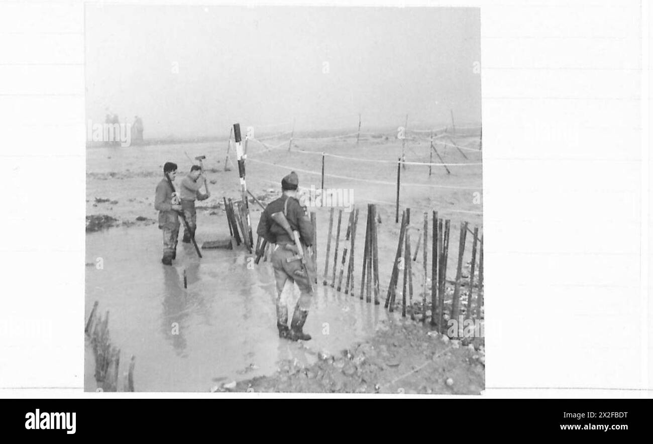 8. ARMEE : VERSCHIEDENE - R.es hämmert Stangen in das Flussbett der British Army Stockfoto