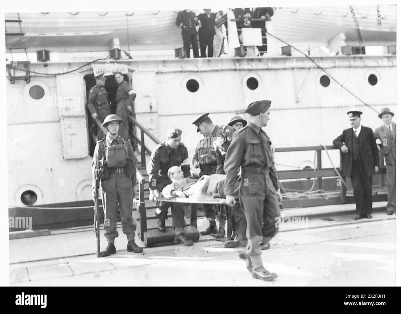 VERWUNDETE KRIEGSGEFANGENE BRECHEN ZUSAMMEN - deutsche Kriegsgefangene verlassen das Krankenhausschiff, britische Armee Stockfoto