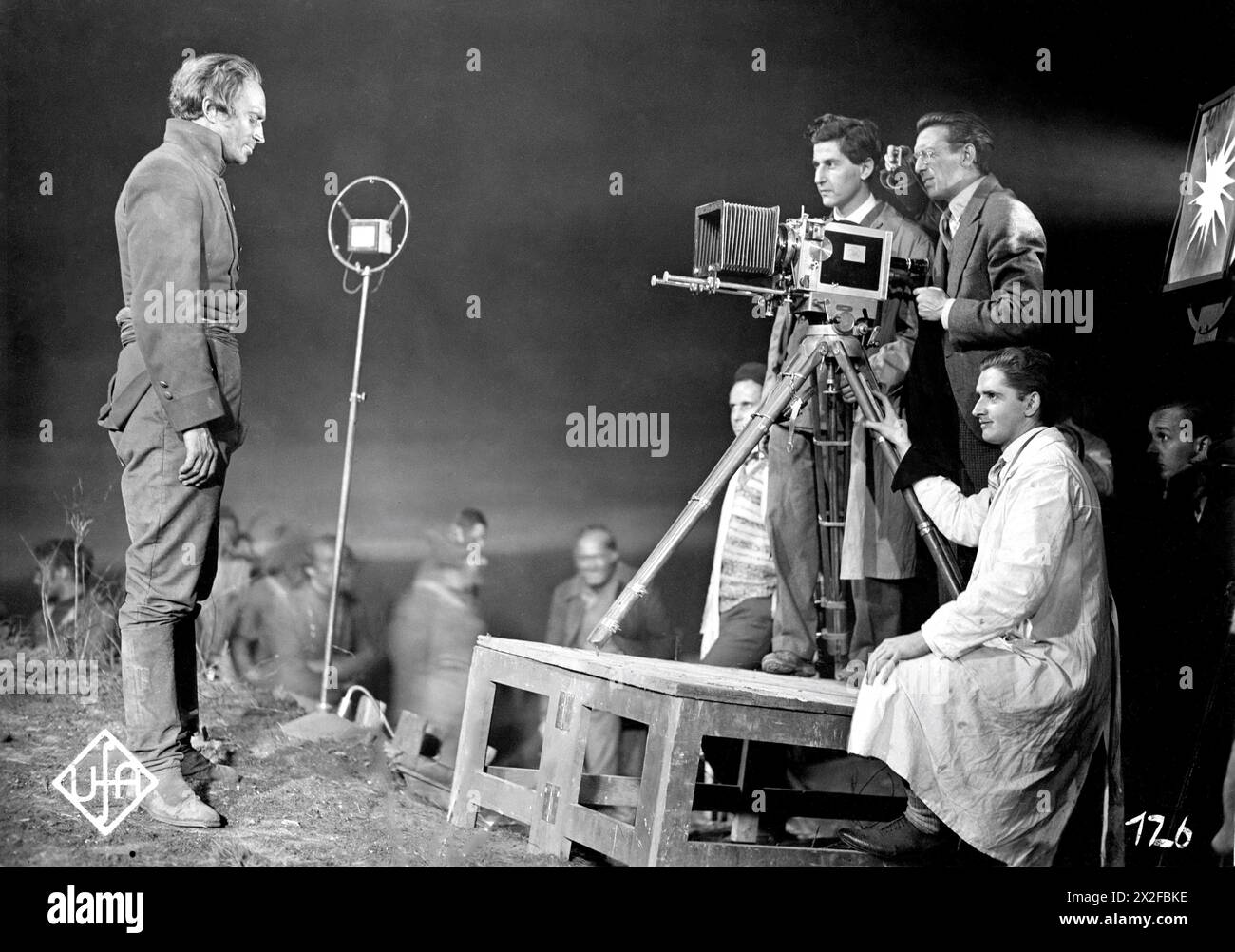 CONRAD VEIDT am Set offen vor dem Mikrofon mit Regisseur CURTIS / KURT BERNHARDT Kameramann GUNTHER KRAMPF und Film / Kamerateam während der Dreharbeiten zum frühen deutschen Soundfilm DIE LETZTE KOMPANIE / DIE LETZTE KOMPANIE 1930 Regisseur KURT BERNHARDT Produzent Joe May Universum Film (UFA) Stockfoto