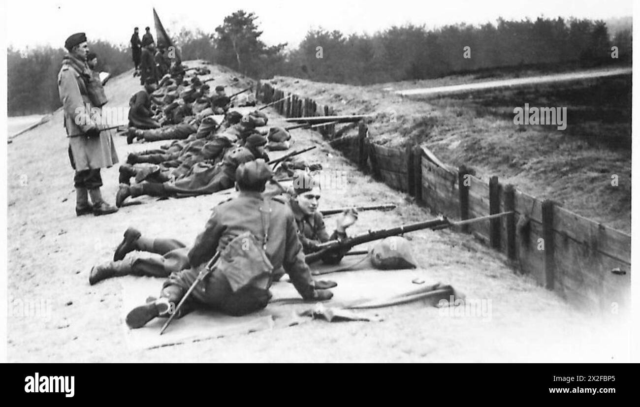 Kanadische Truppen führen in England unter Aufsicht der britischen Armee Übungen zur Gewehrreichweite und Zielübungen durch. Stockfoto