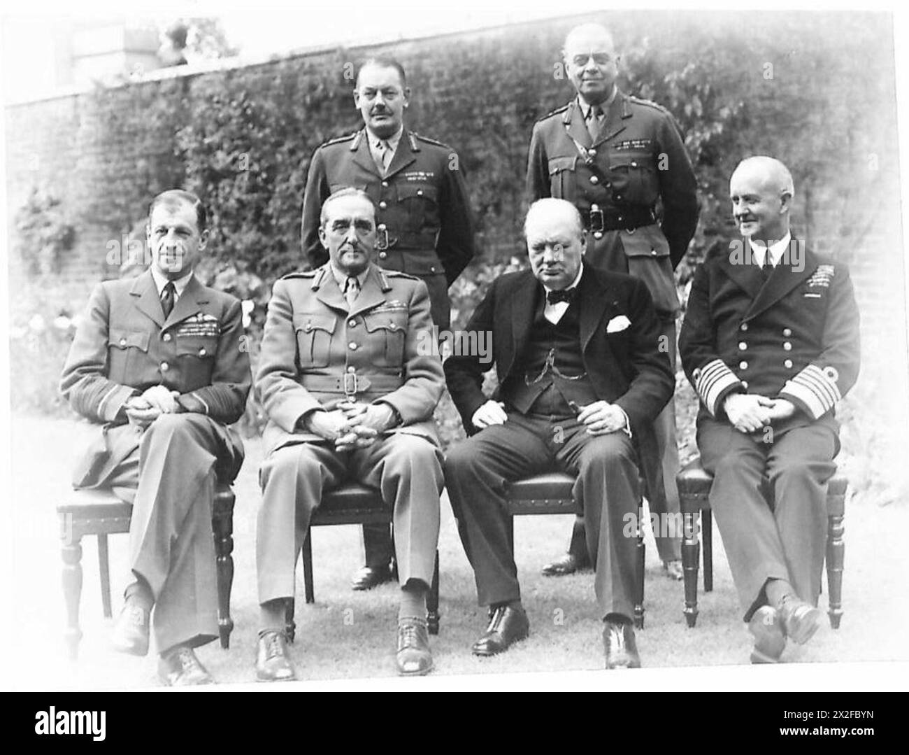 Der britische Premierminister veranstaltet ein Mittagessen in der Downing Street 10 für Stabschefs, darunter Sir Charles Portal, Sir Alan Brooke, Winston Churchill, Sir Andrew Cunningham, Major General L.C. Hollis und General Sir Hastings Ismay. Stockfoto