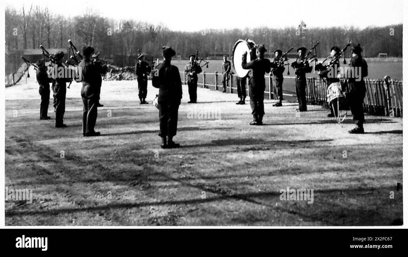 Mitglieder des kanadischen Bataillons Black Watch, einem Quebec-Regiment, üben unter Aufsicht der britischen Armee Pfeifen und Trommeln für zeremonielle Aufgaben. Stockfoto