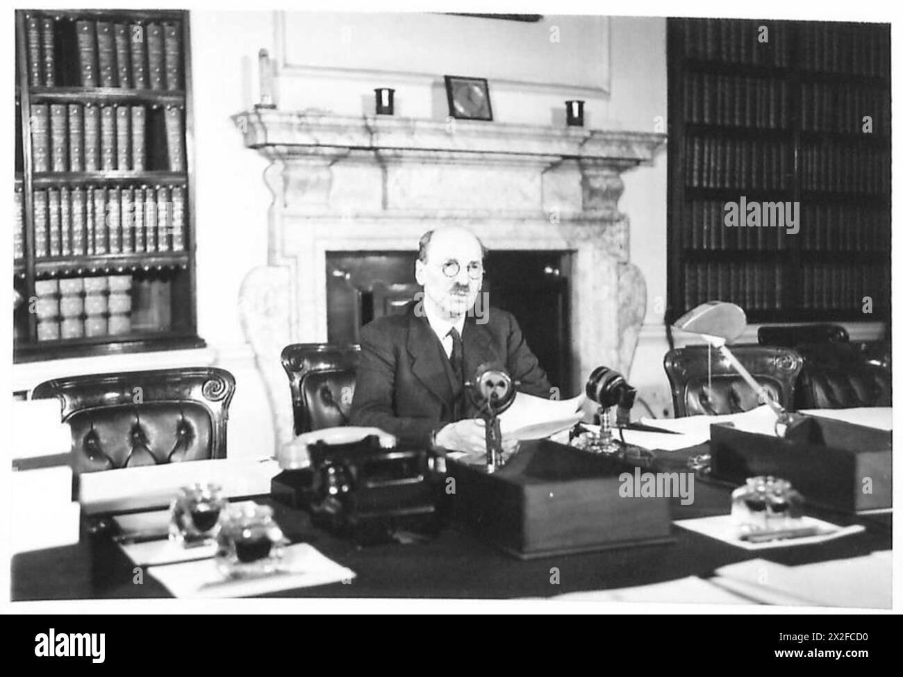 PREMIER KÜNDIGT JAPANISCHE KAPITULATION AN - Premierminister Attlee hält seine Rede vor Großbritannien und dem Empire von der Downing Street British Army Nr. 10 Stockfoto