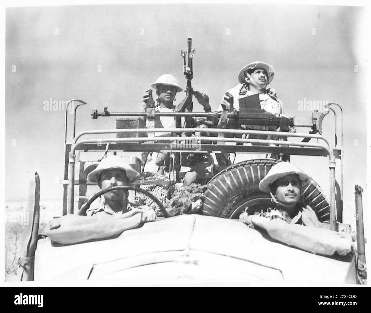 Eine indische Armee-Division in der Westwüste hält während der Militäroperationen Ausschau nach feindlichen Flugzeugen. Stockfoto