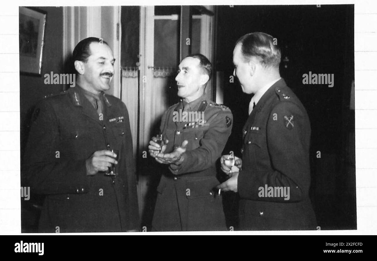 ABENDESSEN IN ALAMEIN - 2. Generalmajor C.M.F. weiß, CBE, DSO, Brig. E. Phillips CBE DSO, MC, Lt-Coll. W. Warrender, MC British Army, 21st Army Group Stockfoto