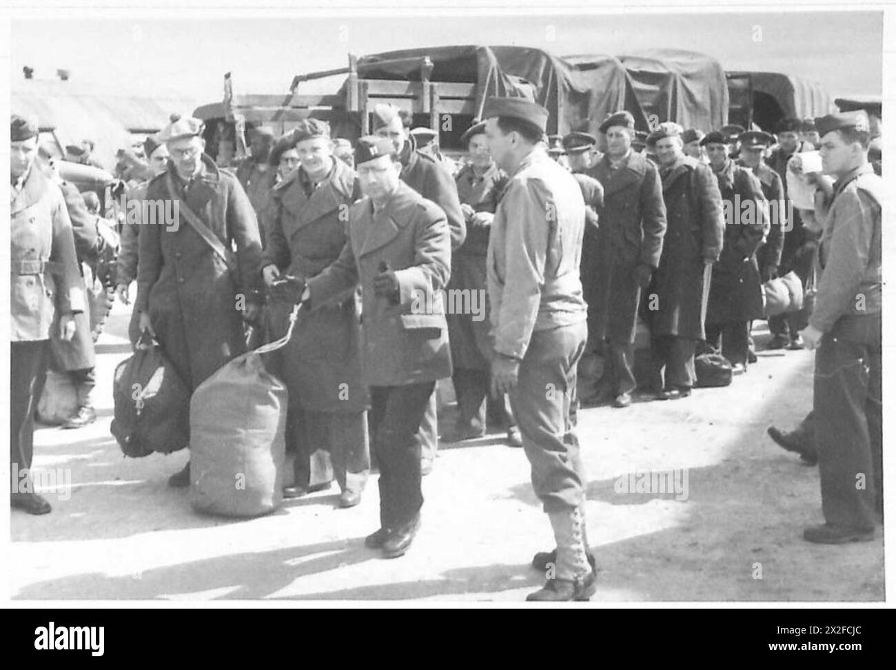 OFLAG-GEFANGENE, die VON AMERIKANISCHEN TRUPPEN FREIGELASSEN WURDEN - die britische Polizei von Oflag 12B kommen auf dem Heimweg in Le Havre an. Eine Bläserband begrüßt sie bei ihrer Ankunft in Le Havre und erhielt später ein gutes Essen von der Amerikanischen Britischen Armee, 21st Army Group Stockfoto