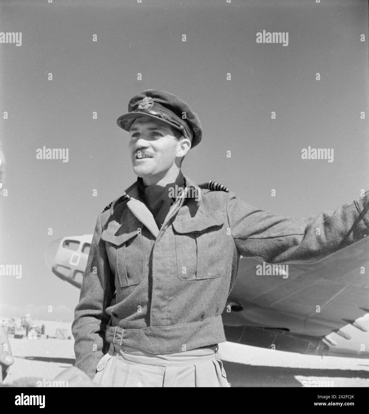 Wing Commander R.G. Yaxley, Befehlshaber der No. 117 Squadron RAF in El Adem, Libyen, überwacht die Nachversorgung von Einheiten der Forward Army als Teil der Mobile Operations Force der No. 216 Group. Stockfoto