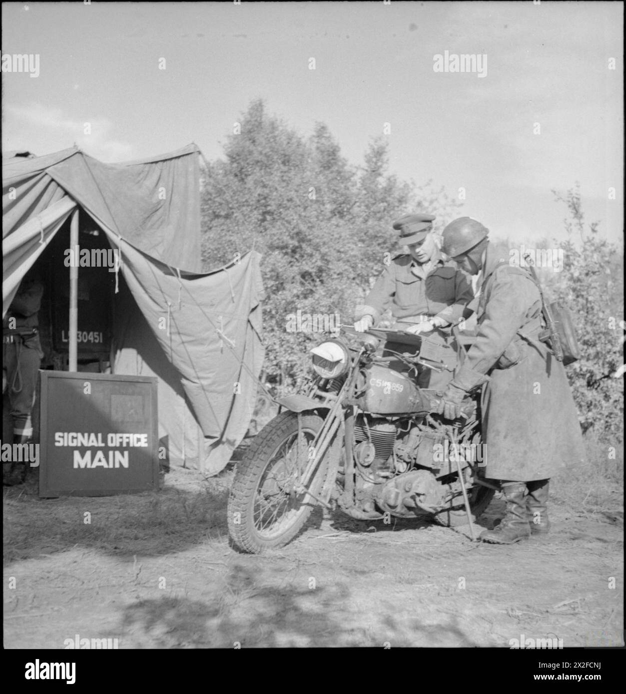 Am 23. Oktober 1944 erhält Corporal P W Collings, ein Motorradfahrer des Royal Corps of Signals mit der 11. Panzerdivision, ein Briefing von Major E W Townsend in Nordwesteuropa. Stockfoto