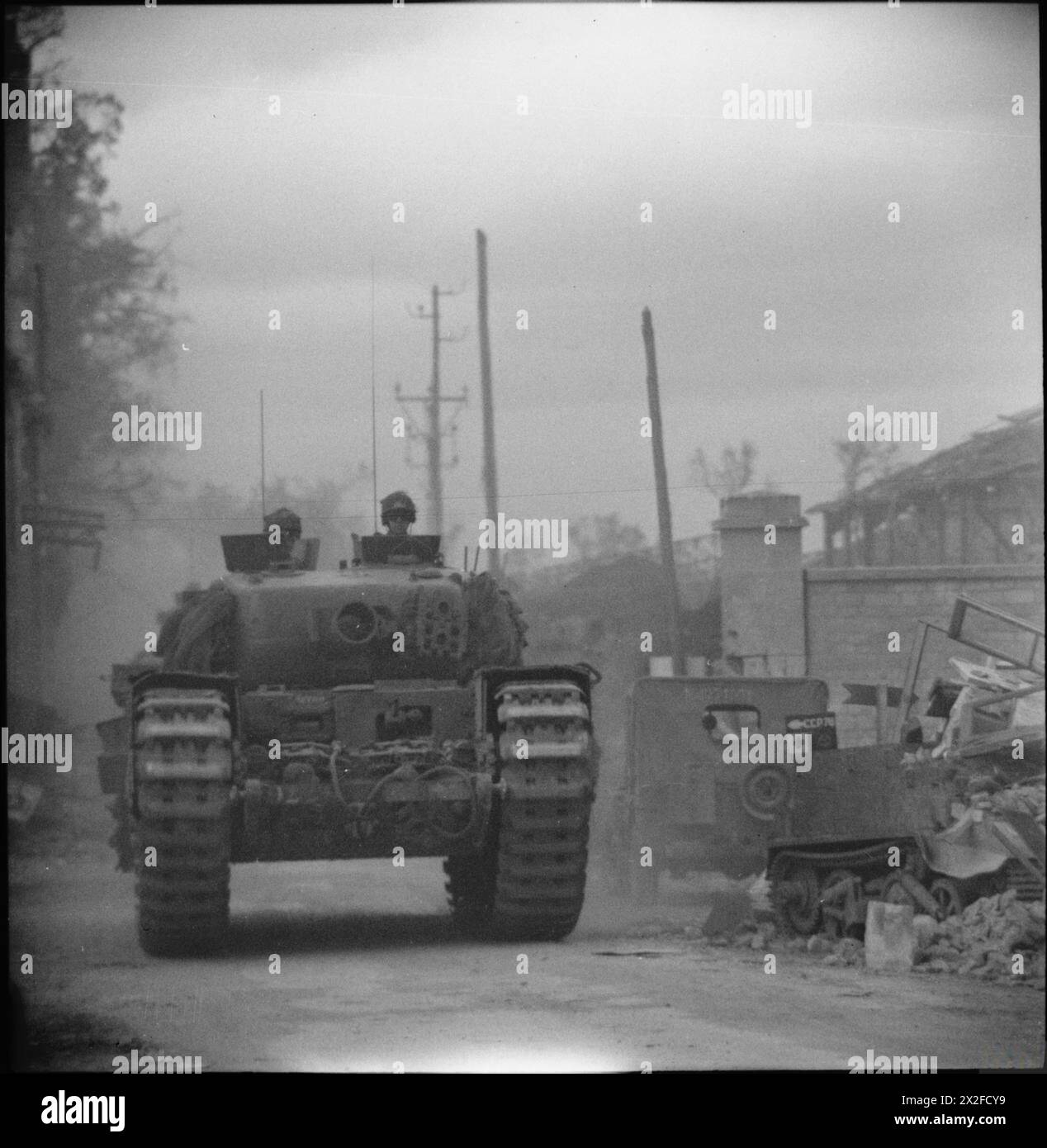 Ein Churchill-AVRE-Panzer der 79. Panzerdivision stürzt während des Normandie-Feldzugs am 10. Juli 1944 in Caen ein. Stockfoto