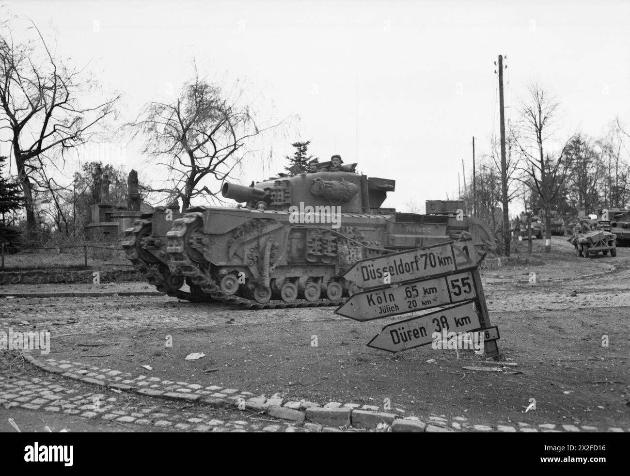 Ein Churchill-AVRE-Panzer der Britischen Armee kommt während Operationen in Nordwesteuropa am 19. November 1944 in Geilenkirchen ein. Stockfoto