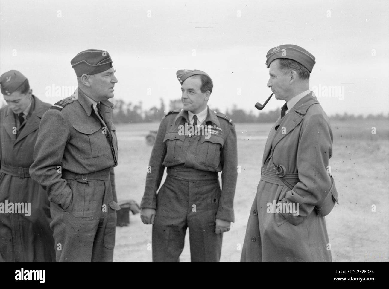 ROYAL AIR FORCE: 2. TAKTISCHE LUFTWAFFE, 1943-1945. - Air Marshal Sir Arthur Coningham, Oberbefehlshaber der 2. Taktischen Luftwaffe (links), und Air Vice Marshal Harry Broadhurst Air Officer Commanding No. 83 Group (Mitte), sprechen mit Air Chief Marshal Sir Arthur Tedder, stellvertretender Oberbefehlshaber der alliierten Expeditionstruppen, in B2/Bazenville, während dessen Besuch in der Normandie Coningham, Arthur, Broadhurst, Harry, Tedder, Arthur William, Royal Air Force, Wartungseinheit, 63, Royal Air Force, Wartungseinheit, 201, Alliierte Streitkräfte, Oberstes Hauptquartier Alliierte Expeditionstruppe Stockfoto