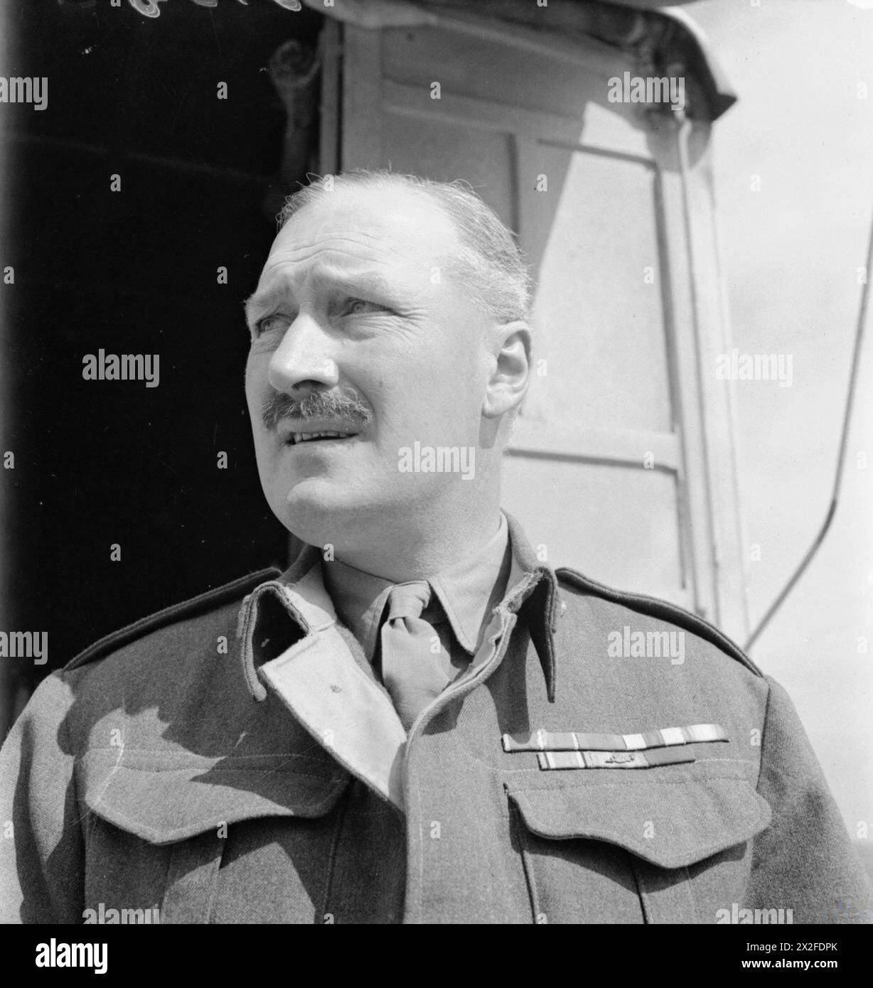 Generalleutnant Neil Ritchie, General Officer Commanding 8th Army, ist in Nordafrika am 23. März 1942 während der Operationen im Zweiten Weltkrieg abgebildet. Stockfoto