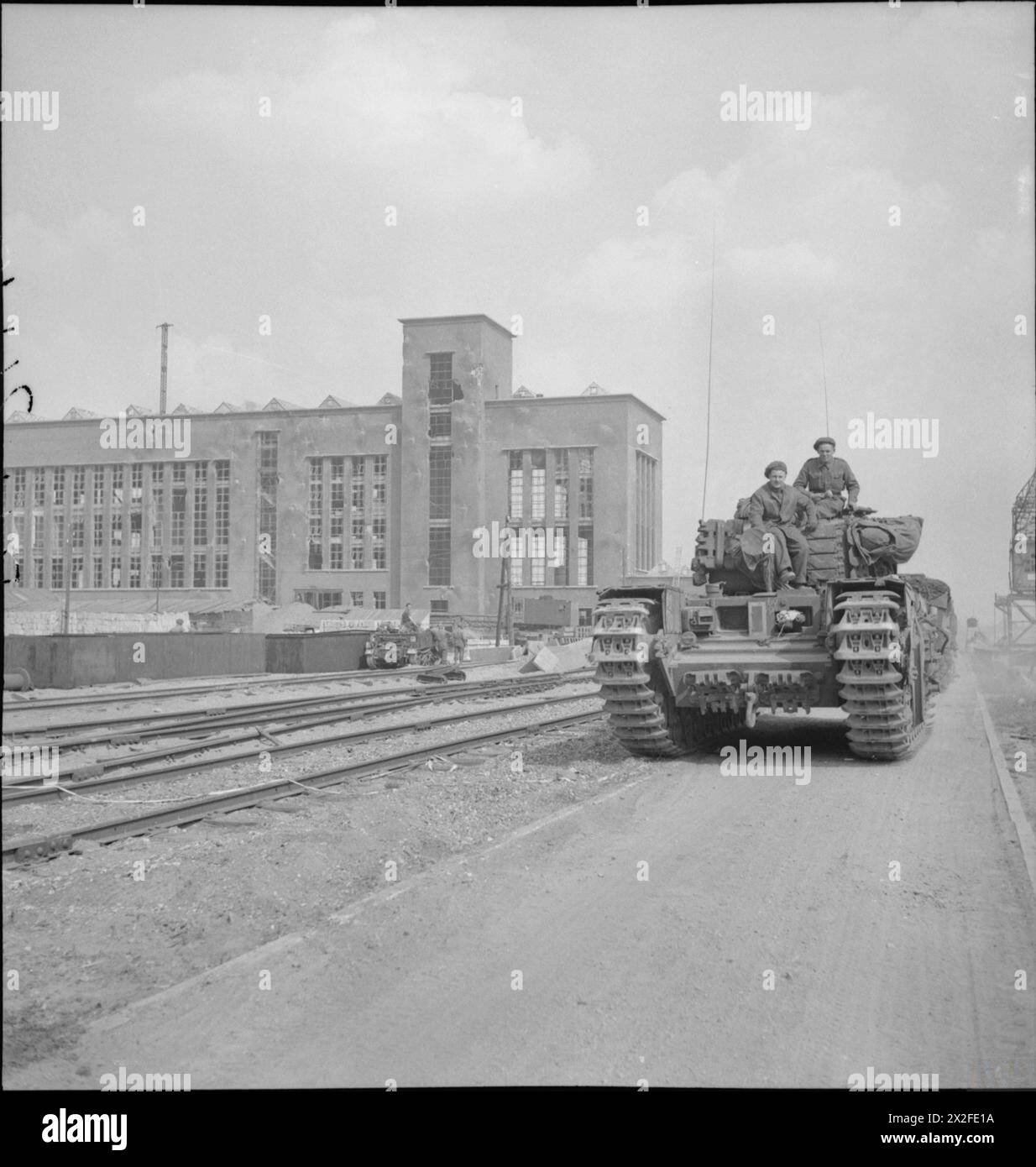 Ein Churchill AVRE Panzer der britischen Armee wird am 13. April 1945 in Arnheim stationiert, während der Operationen in Nordwesteuropa. Stockfoto