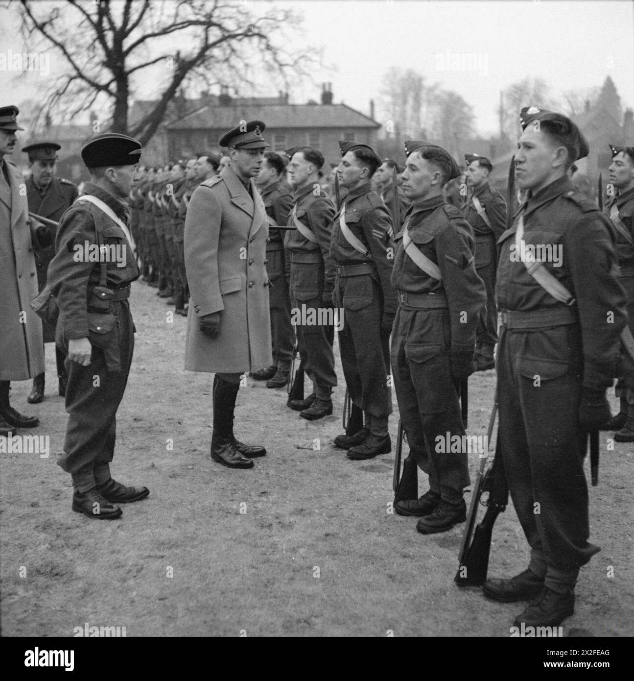 König Georg VI. Inspiziert Soldaten der 4. Infanteriedivision in Aldershot am 7. März 1942 während des Zweiten Weltkriegs Stockfoto