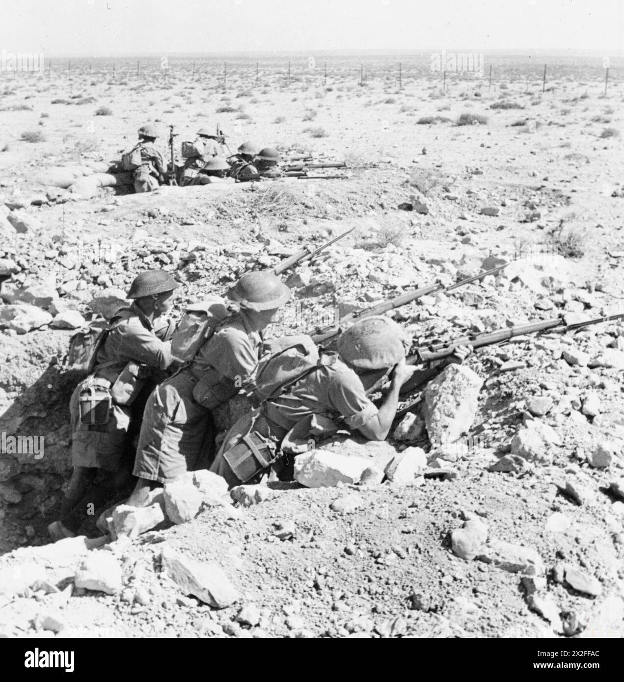 DIE BELAGERUNG VON TOBRUK, APRIL bis NOVEMBER 1941 – australische Truppen besetzen am 13. August 1941 eine Frontposition in Tobruk. Zwischen April und Dezember 1941 wurde die Tobruk-Garnison, bestehend aus australischen, polnischen, indischen und britischen Truppen, von Rommels Truppen belagert. Es fiel an die Deutschen nach der Schlacht von Gazala am 21. Juni 1942, wurde aber fünf Monate später von der Australian Army, Rats of Tobruk, zurückerobert Stockfoto