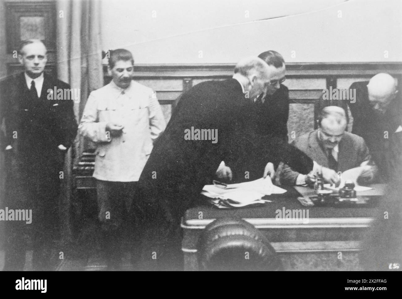 Der russisch-deutsche Nichtangriffspakt wurde 1939 von dem sowjetischen Außenminister Wjatscheslaw Molotow und dem deutschen Außenminister Joachim von Ribbentrop unterzeichnet. Stockfoto