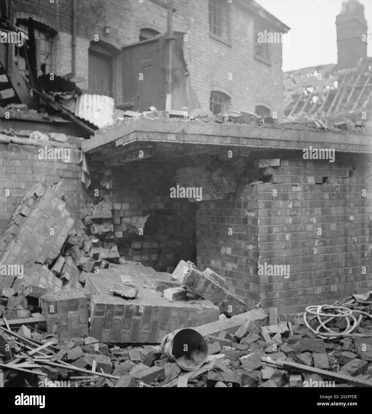 Um 1940 überlebte ein beschädigter Unterschlupf in der Watery Lane, Birmingham, Warwickshire, teilweise einen Luftangriff während des Zweiten Weltkriegs Stockfoto