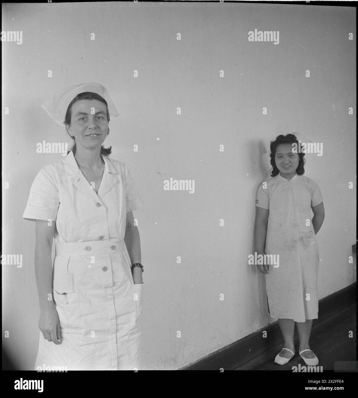 Ein Schwarzweiß-fotografisches negativ, das Cecil Beaton 1943-1944 während seiner Reise durch Indien, Birma und China aufgenommen hat und Landschaften und Menschen einfängt. Stockfoto