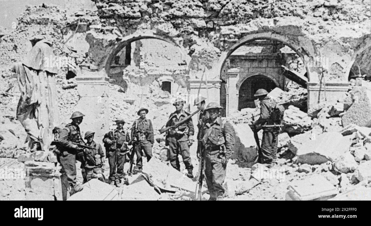 Truppen des 1. Geschwaders, 12 Podolski-Lancers-Regiment, 3. Karpaten-Gewehre-Division, 2. Polnisches Korps, befinden sich in den Ruinen der Abtei Monte Cassino, nachdem die erste alliierte Patrouille das Gelände am 18. Mai 1944 während des italienischen Feldzugs erobert hatte. Stockfoto