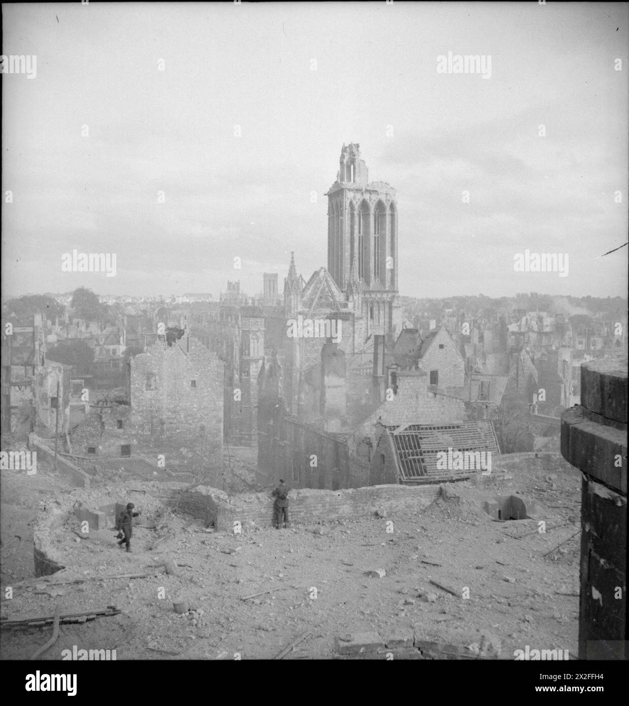 Caen in der Normandie weist erhebliche Schäden auf, die durch alliierte Bombenangriffe am 9. Juli 1944 während Operationen der britischen Armee verursacht wurden. Stockfoto