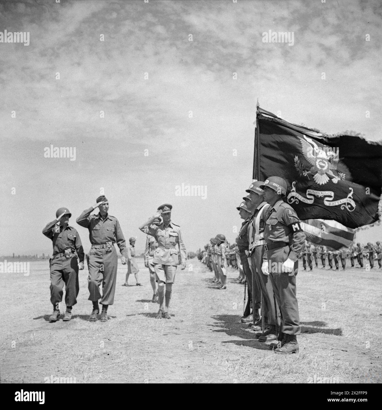 König Georg VI. Inspiziert am 28. Juli 1944 Truppen der Fünften Armee in Italien, während General Mark Wayne Clark von der US-Armee anwesend ist. Stockfoto
