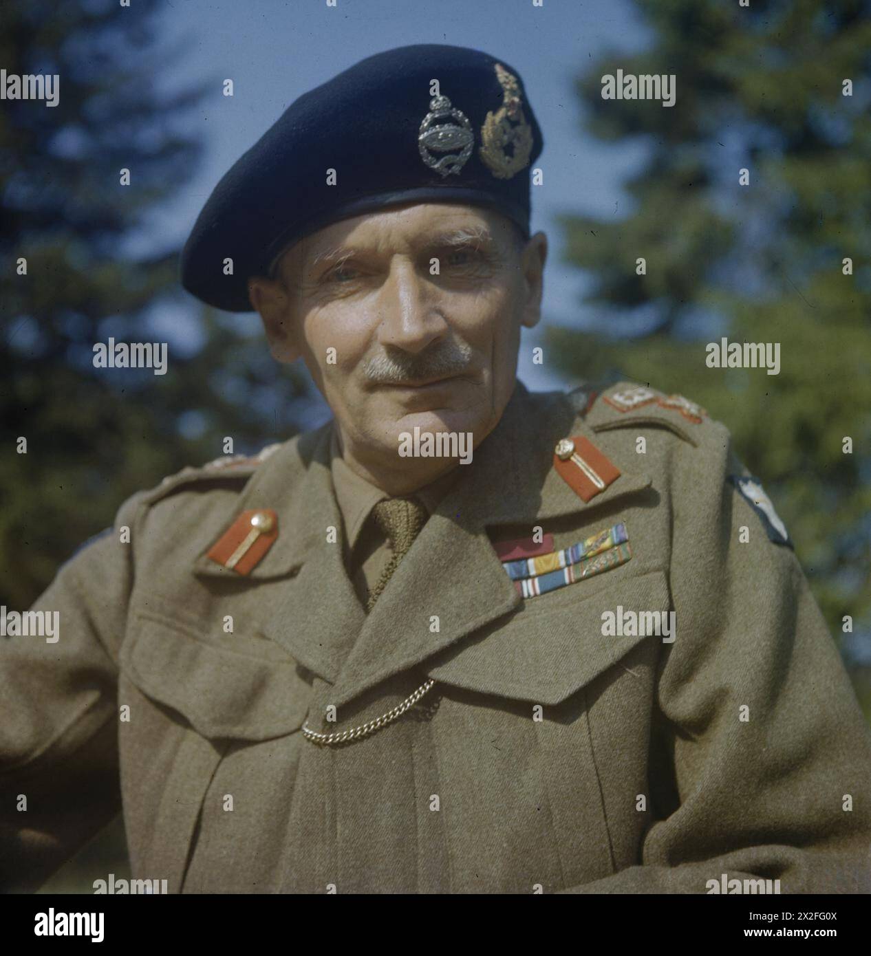 Halblanges Porträt von General Sir Bernard Montgomery, Befehlshaber der Achten Armee, während eines Besuchs in England 1943. Stockfoto