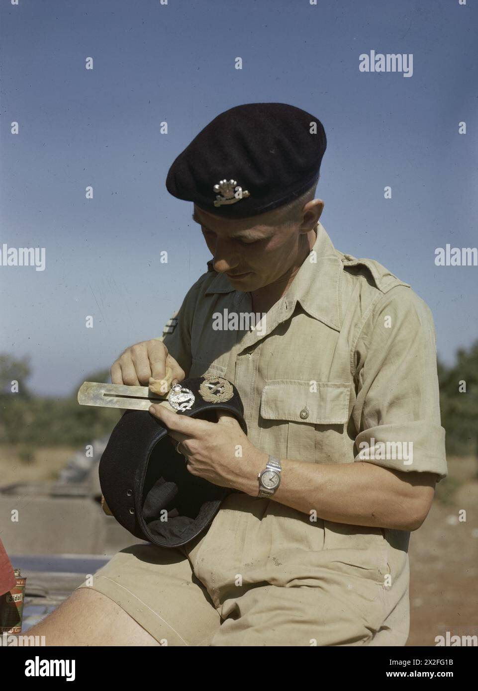 Corporal W. English reinigt am 30. September 1943 das Abzeichen auf der Baskenmütze von General Montgomery im Hauptquartier der Achten Armee in Italien. Stockfoto