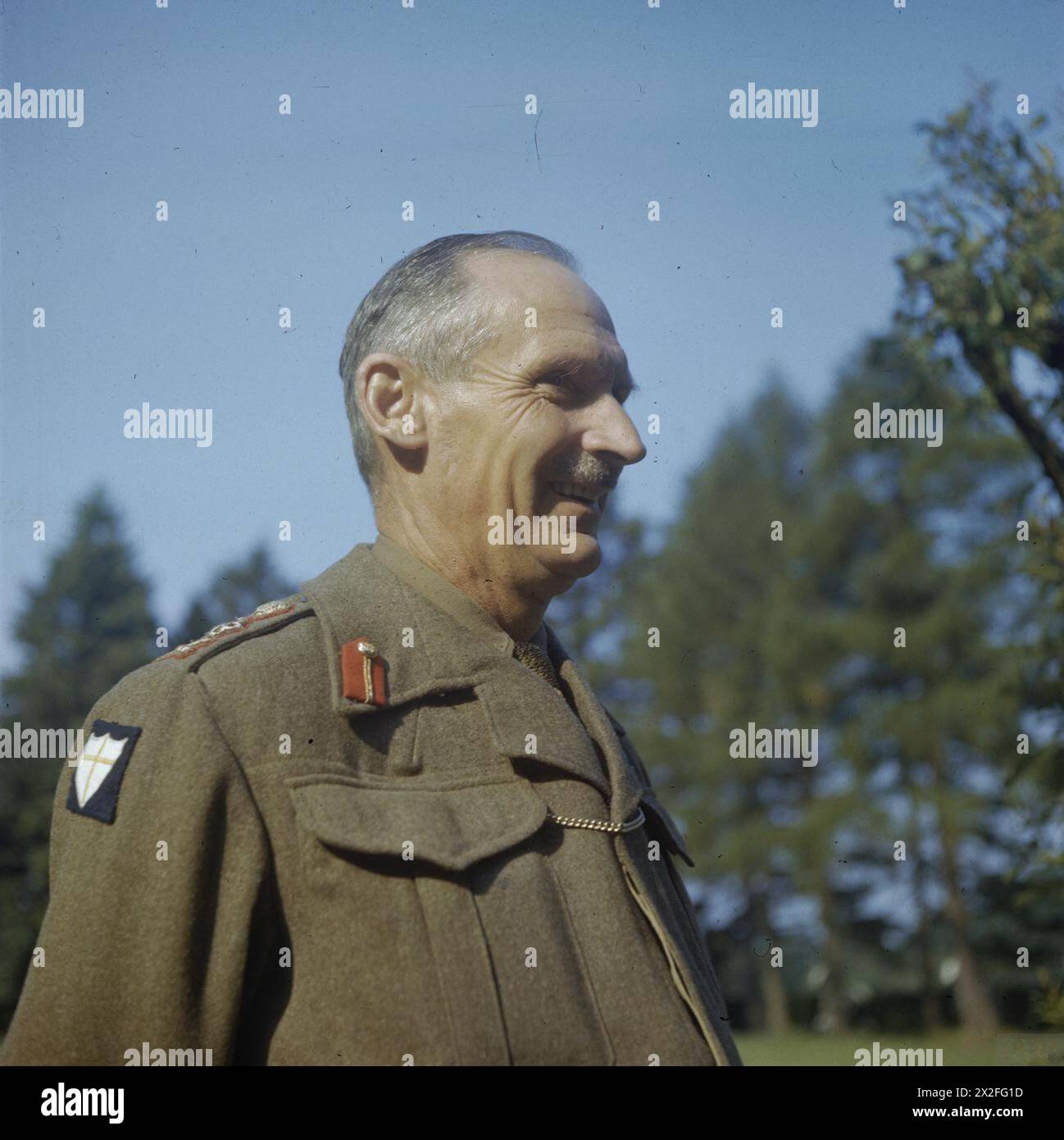 Halblanges Porträt von General Sir Bernard Montgomery, Befehlshaber der Achten Armee, aufgenommen bei einem Besuch in England im Jahr 1943. Stockfoto