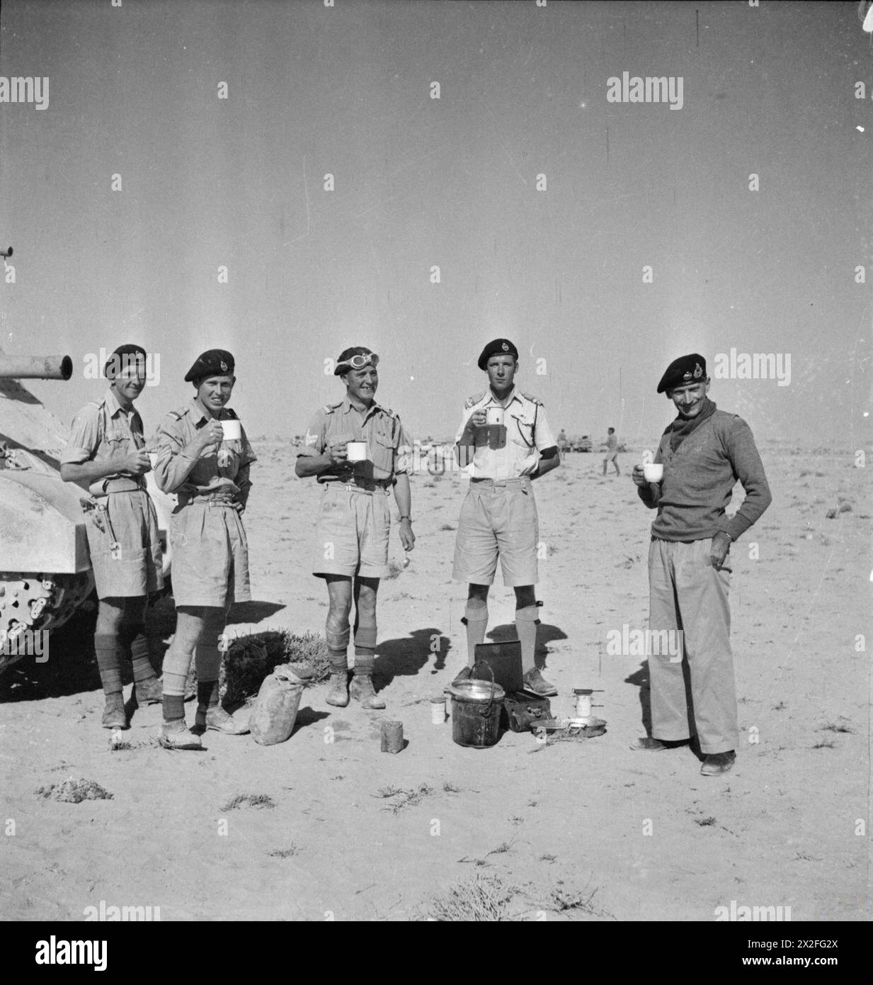 General Montgomery teilt Kaffee mit der Panzerschutztruppe seines Grant-Panzers in der Western Desert, 6. November 1942, mit Trooper Keenan, Sergeant Stephen Kennedy, Corporal James Fraser, und Lieutenant Malden. Stockfoto