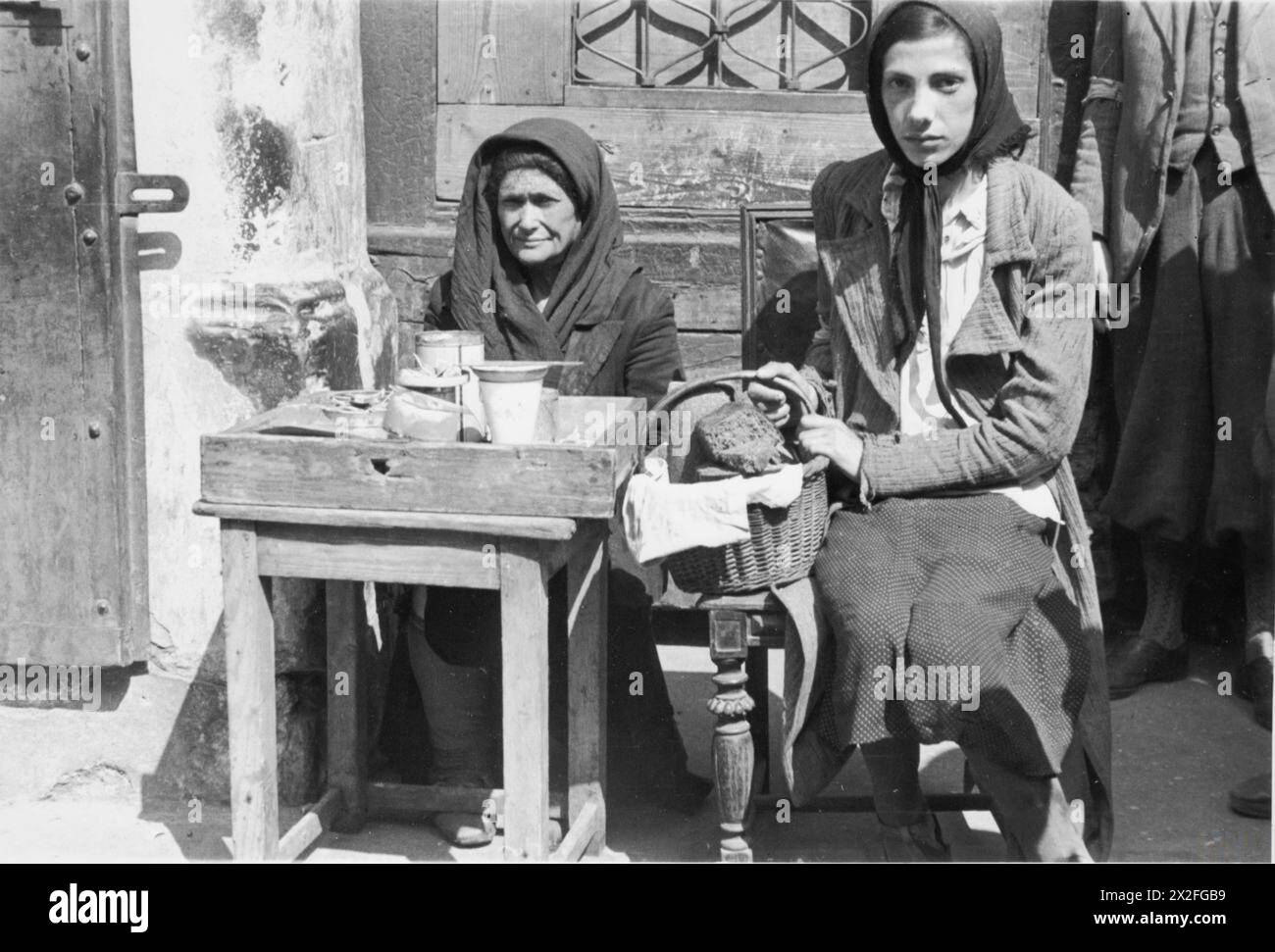Eine ältere Frau und ihre Tochter verkaufen 1940–1943 Brot und Süßigkeiten aus einem provisorischen Stand im Warschauer Ghetto. Stockfoto