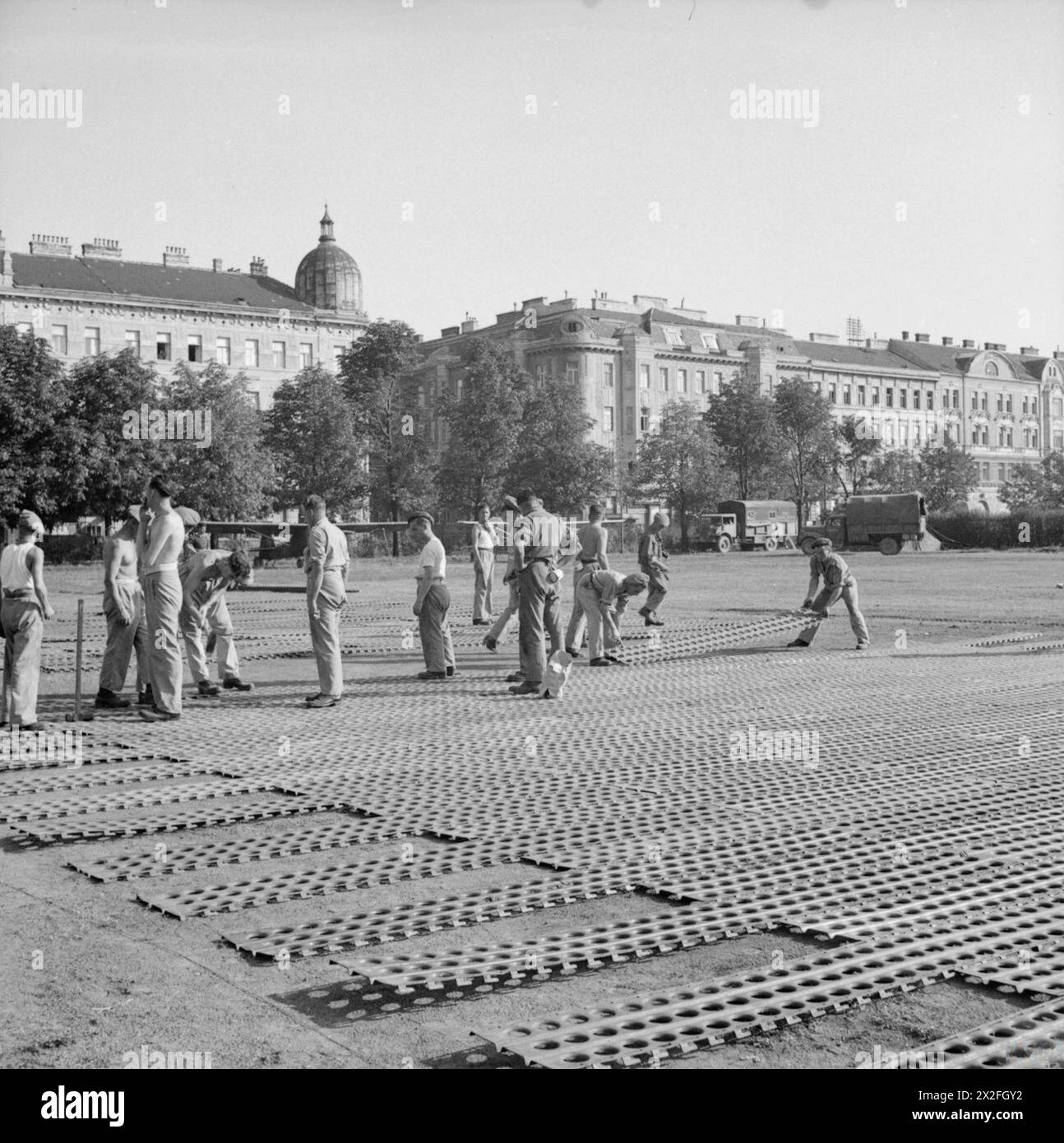 BRITISCHE BESATZUNGSMÄCHTE IN ÖSTERREICH 1945 - 1947 - Männer der 198 Pionierkompanie legten Abschnitte einer Landebahn auf einem ehemaligen Kinderspielplatz wenige hundert Meter vom Schloss Schönbrunn entfernt, dem Hauptquartier der britischen Streitkräfte in Wien, 21. September 1945. Nach Fertigstellung dieser Landebahn war eine wichtige Verbindung in der Kommunikationslinie zwischen den verschiedenen britischen Einheiten Hauptquartier in der besetzten österreichischen britischen Armee, dem Pioneer Corps Stockfoto