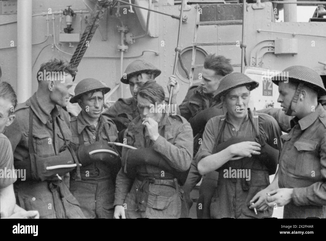 Im August 1942 ruhen die kanadischen Truppen auf einem Zerstörer der Royal Navy nach dem Tageslichtangriff auf Dieppe während des Zweiten Weltkriegs, was Ermüdung durch die Operation zeigt. Stockfoto