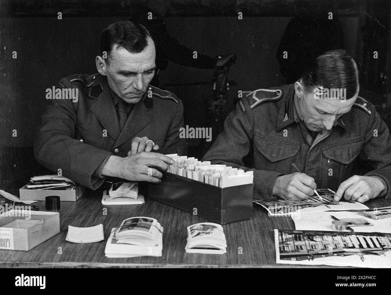 DIE POLNISCHE ARMEE IN GROSSBRITANNIEN, 1940-1947 – zwei Sergeants der Polnischen Armee Film and Photographic Unit sortieren fotografische Abzüge in ihrem Labor in Schottland, 21. Februar 1944. Der Soldat auf der linken Seite ist Sergeant Władysław Prytyś polnische Armee, polnische Streitkräfte im Westen, Film- und Fotoeinheit, Prytyś Władysław Jacek Stockfoto