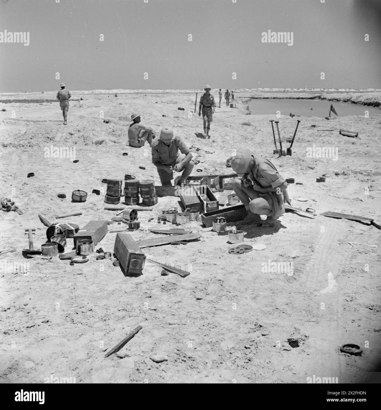 Südafrikanische Ingenieure bereiten am 2. Juli 1942 Minen für die Verlegung in Ägypten als Teil der Commonwealth-Truppen in Nordafrika in den Jahren 1940 bis 1943 vor. Stockfoto