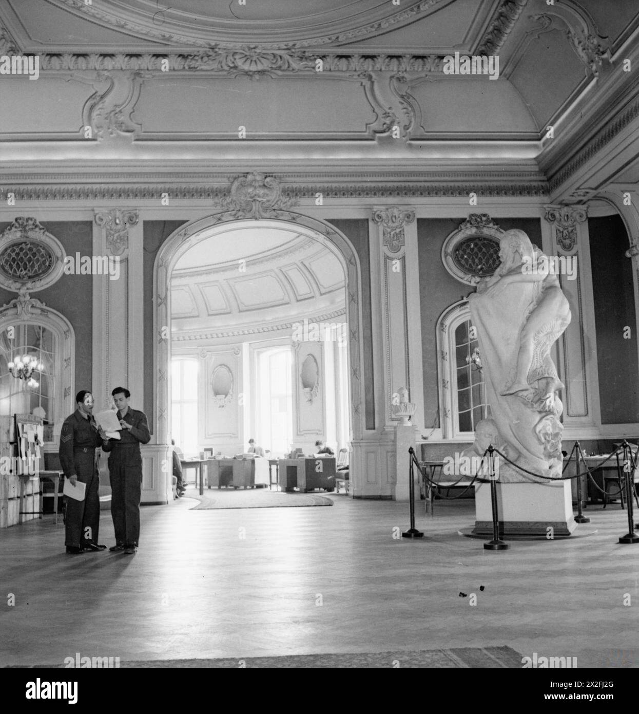 Das Brahmatorium oder Grand Foyer in Hamburg enthielt 1945 die Büros des British Forces Broadcasting Service und die Plattenbibliothek. Stockfoto