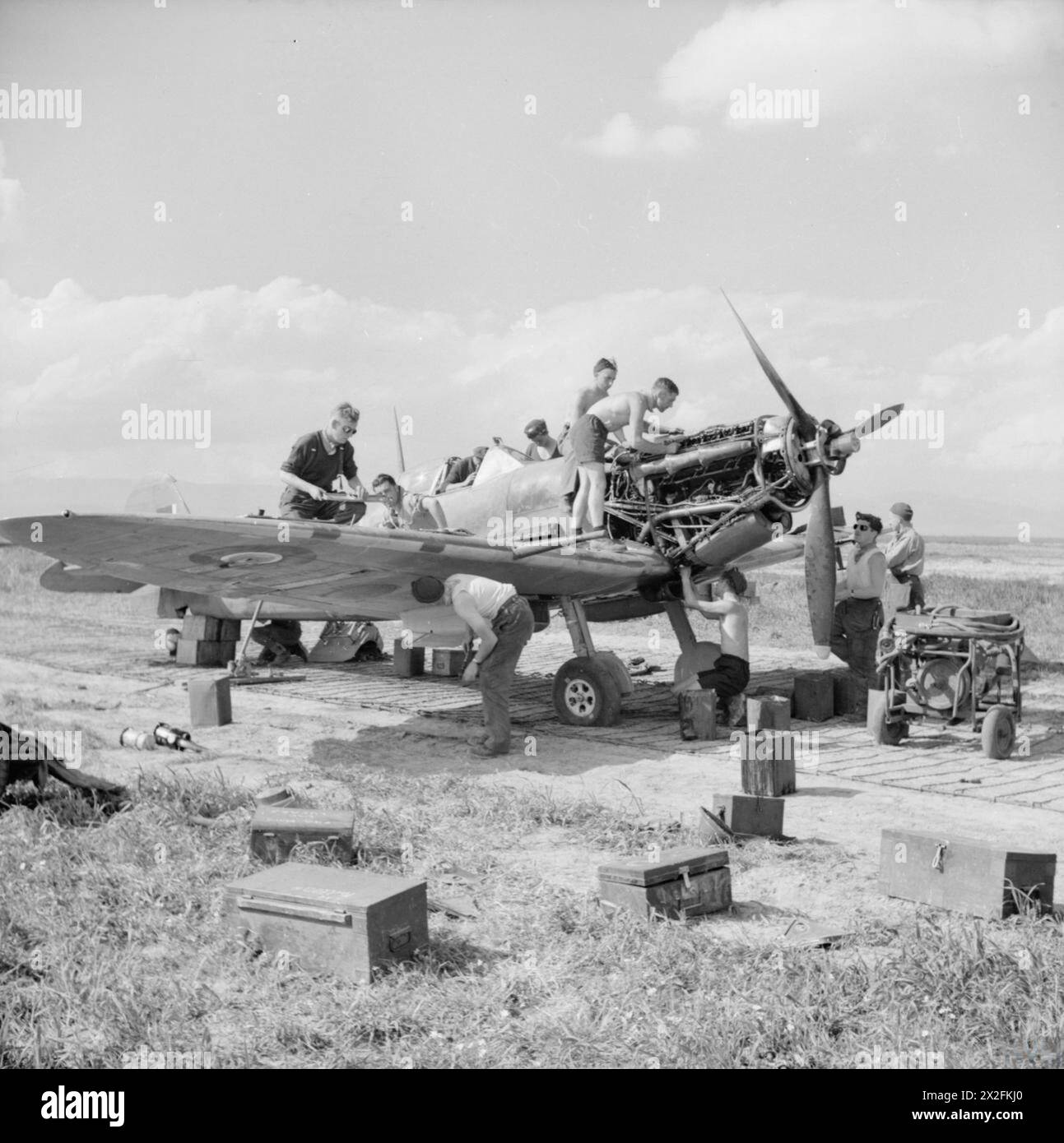 ROYAL AIR FORCE OPERATIONEN IM NAHEN OSTEN UND NORDAFRIKA, 1939-1943. - Die Bodenbesatzung betreut Supermarine Spitfire Mark VB, ER676 'HT-E', der No. 154 Squadron RAF in ihrer Dispersion in Souk el Khemis ('Victoria'), Tunesien. Das Flugzeug kehrte nicht von einer Mission zurück, die die amerikanischen B-25 nach Tunis begleitete, am folgenden Tag kam die Royal Air Force, Royal Air Force Regiment, Sqdn, 154 Stockfoto