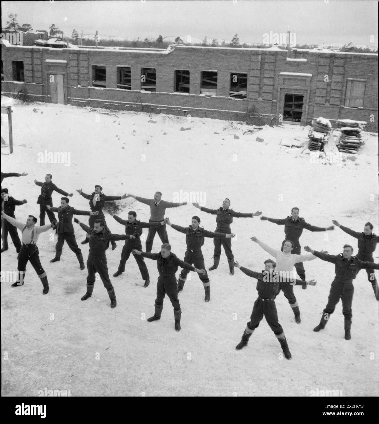 Offiziere der RAF Nr. 151 führen an einem arktischen Morgen in Vaenga, Russland, während Operationen von September bis November 1941 körperliche Übungen durch, die der Royal Air Force Radio School angehören. Stockfoto