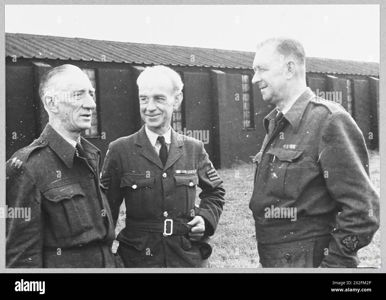 DIE 50er und 60er MACHEN IHREN TEIL - Picture (Ausgabe 1944) zeigt - dies ist der zweite Krieg für diese drei NCOs in der R.A.F., die in derselben Station dienen. Ihr kombiniertes Alter beträgt 175 Jahre. Sie sind – von links nach rechts – Warrang Officer Broadbent [61] aus Chesham Avenye, Bromley, Kent; Flight Sergeant T.J. Freke aus Limetree Avenue, Coventry [55] Warrang Officer A.J.E. Wood aus Staines Road, Twickenham, Middlesex [59] Royal Air Force Stockfoto