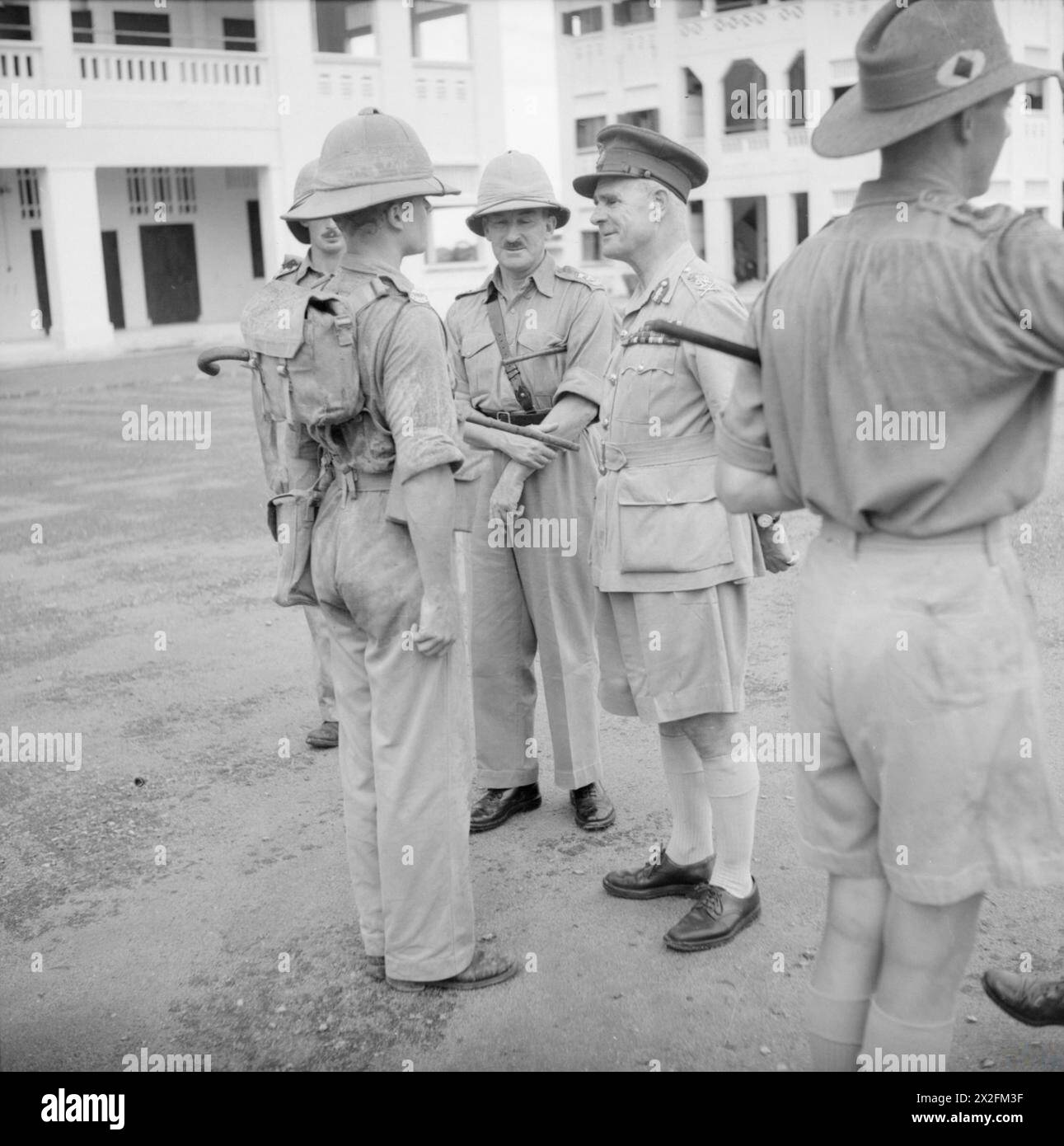 General Sir Archibald Wavell und Generalmajor F. K. Simmons inspizieren am 3. November 1941 Soldaten der 2. Gordon Highlanders in Singapur während der Operationen der britischen Armee in Malaya. Stockfoto