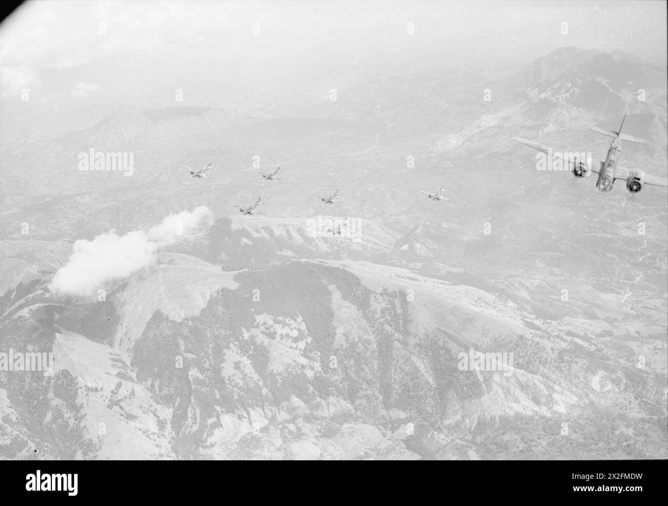 Martin Baltimore Bomber der No. 232 Wing RAF greifen eine deutsche Division an, die durch die Berge Kampaniens vormarschiert, um alliierte Truppen, die in Salerno in Süditalien landen, zu bekämpfen. Stockfoto