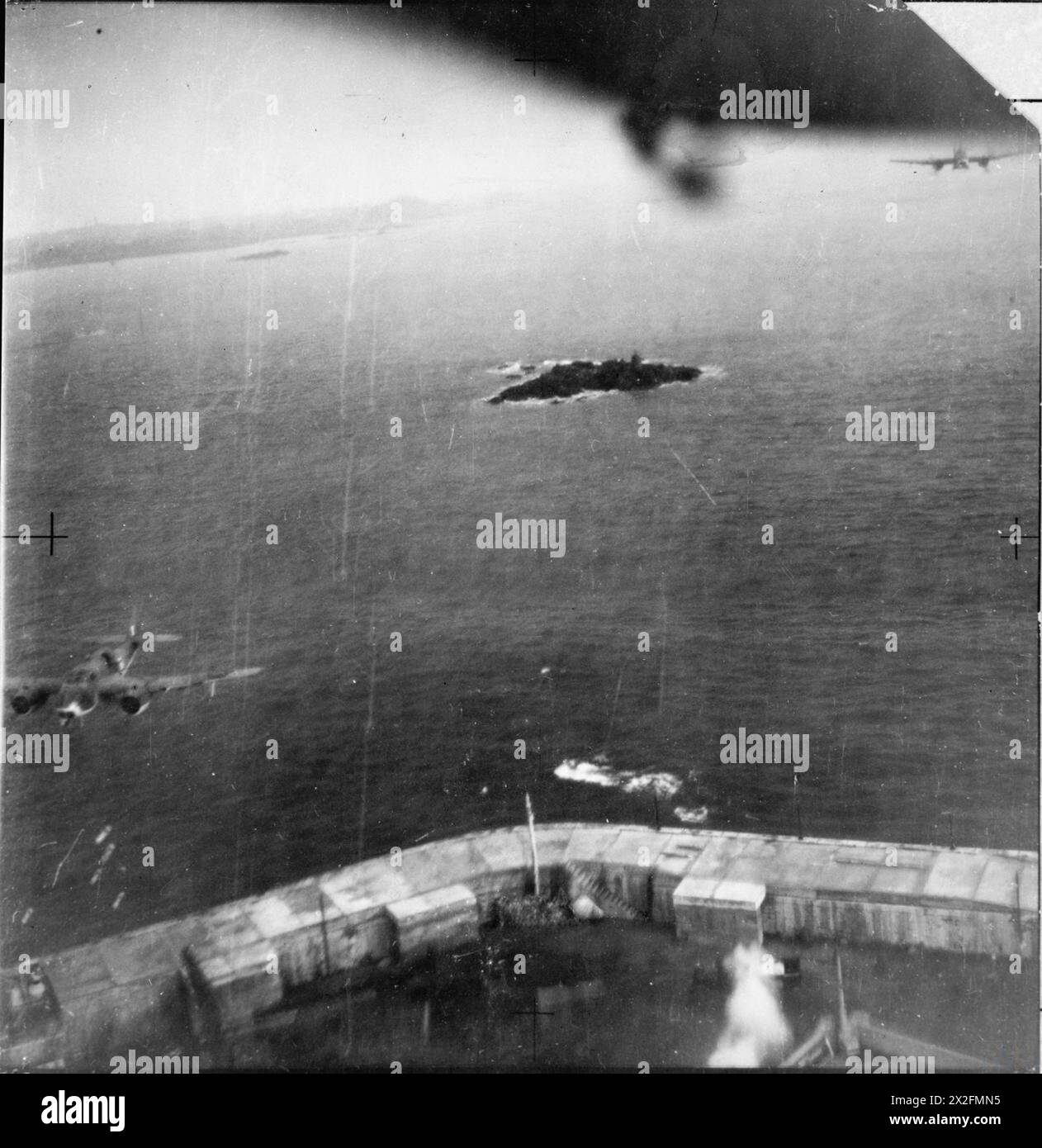 Ein schräges Foto zeigt drei Bristol Beauforts der No. 86 Squadron RAF, die während 1939-1945 Operationen auf St. Peter Port in Guernsey angreifen. Stockfoto
